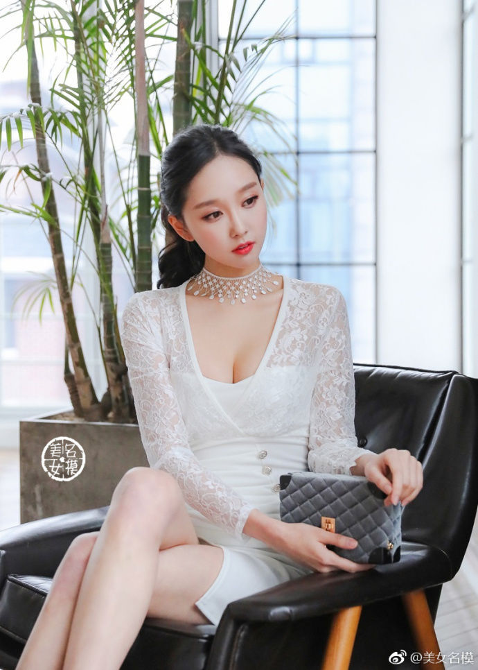 美女写真集，美女一身精致白套裙，处处流露出成熟与时尚的魅力！