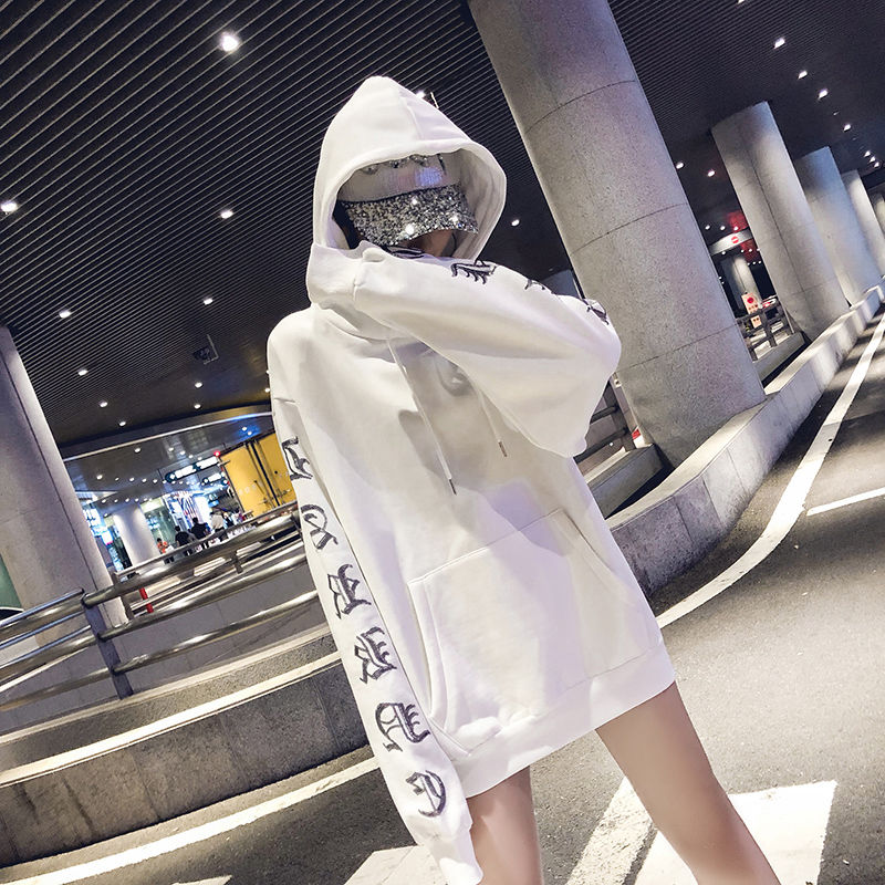 20几岁的姑娘，去年的卫衣别穿错了，今年流行这种慵懒风