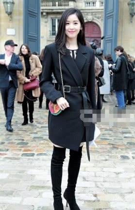 有一种痛苦叫穿错鞋！章泽天的鞋跟竟长在鞋子中间，你要怎么走路