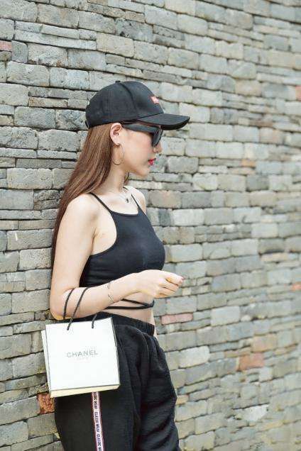 合肥街拍时尚达人: 镂空蕾丝吊带背心很清爽