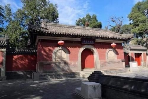 中国最神秘的寺庙，500年来大门紧闭，有人翻墙入内，景象不堪入