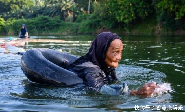 印尼缺水地区“取水女”，背上百个水罐逆流而上，只为一口干净水