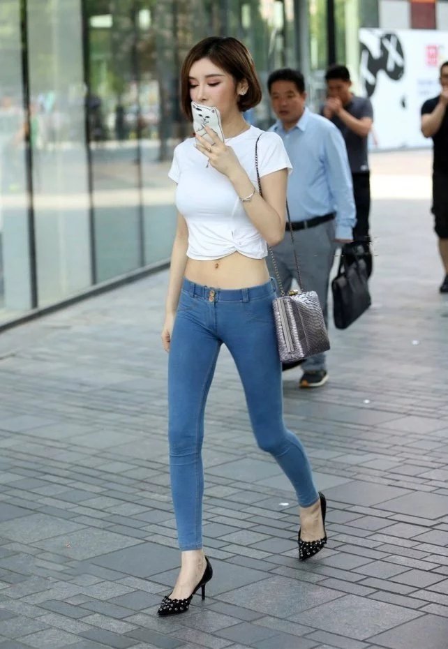 街拍身材超赞的美女，比例完美，引得路人纷纷侧目，你打几分？