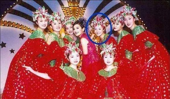  #濛濛#重温《情深深雨濛濛》：孙俪为赵薇伴舞，人群中最耀眼