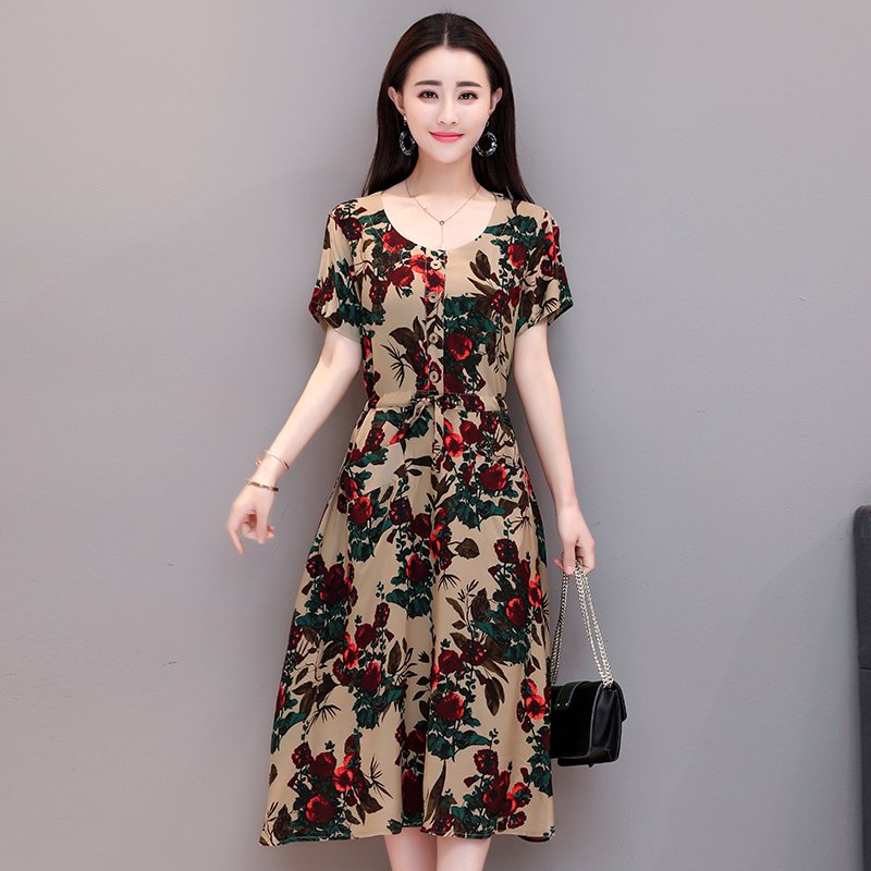 到了40的女人，也别穿太土!8月新出炉“妈妈装”，显嫩又显高