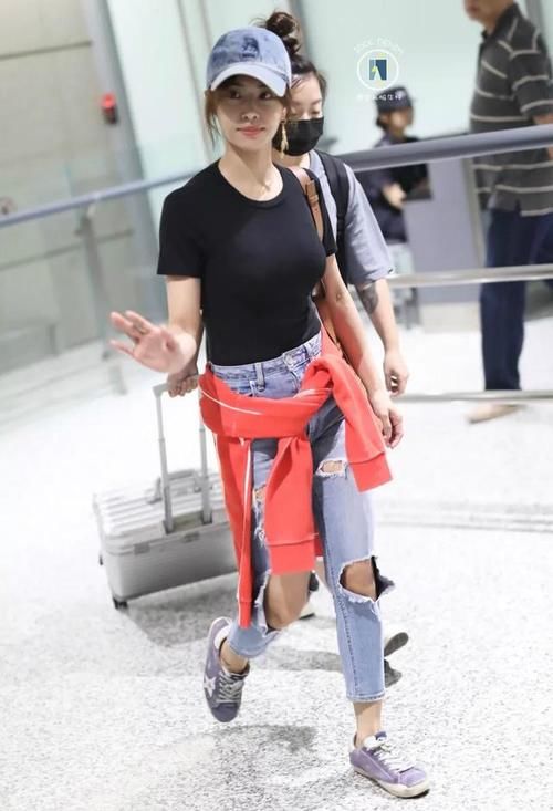 蔡依林最新机场街拍，一转身就惊艳了，网友：这么敢穿？