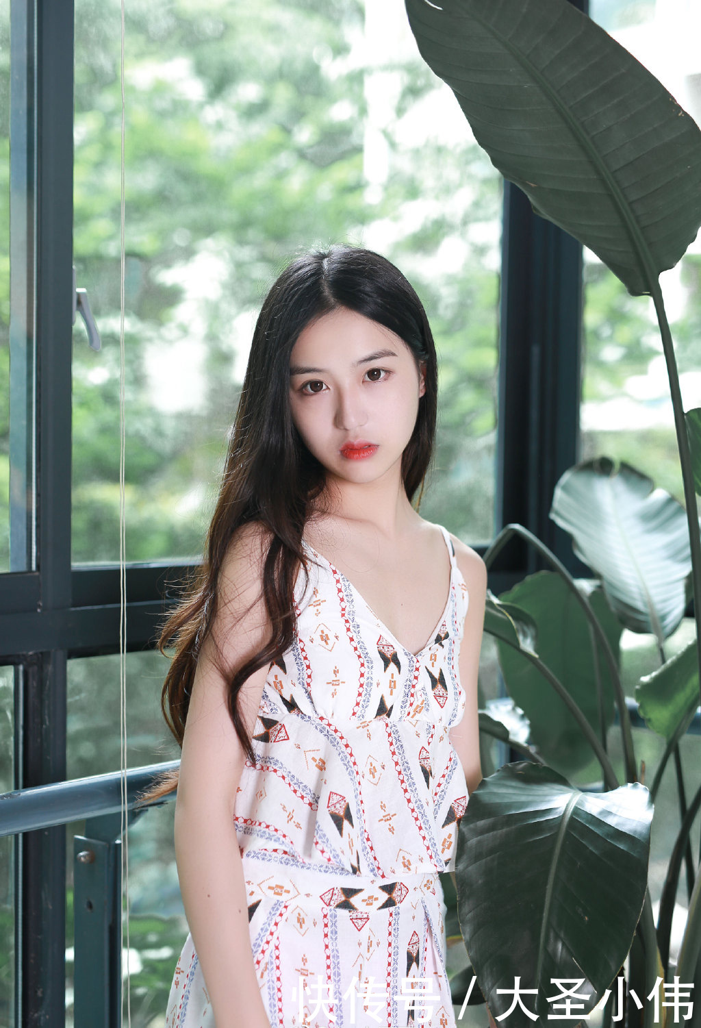 美女:美女街拍:性感美女气质长发,穿碎花短裙性感唯美私房性感写真。