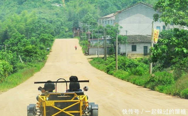 农村小伙花一个月时间自制一辆跑车，带老婆去兜风回头率十足！