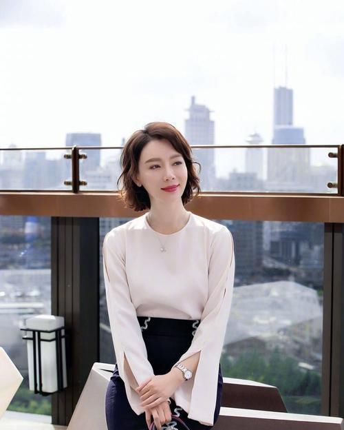  『女人』50岁女人别被这3款“阿姨短发”迷惑，俗气又显老，剪错变大妈