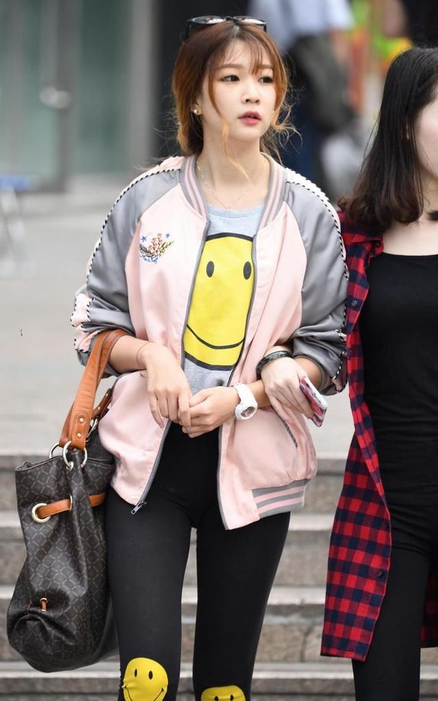 街拍:两个时尚小姐姐一起出街，婴儿肥小姐姐运动紧身裤紧绷有力