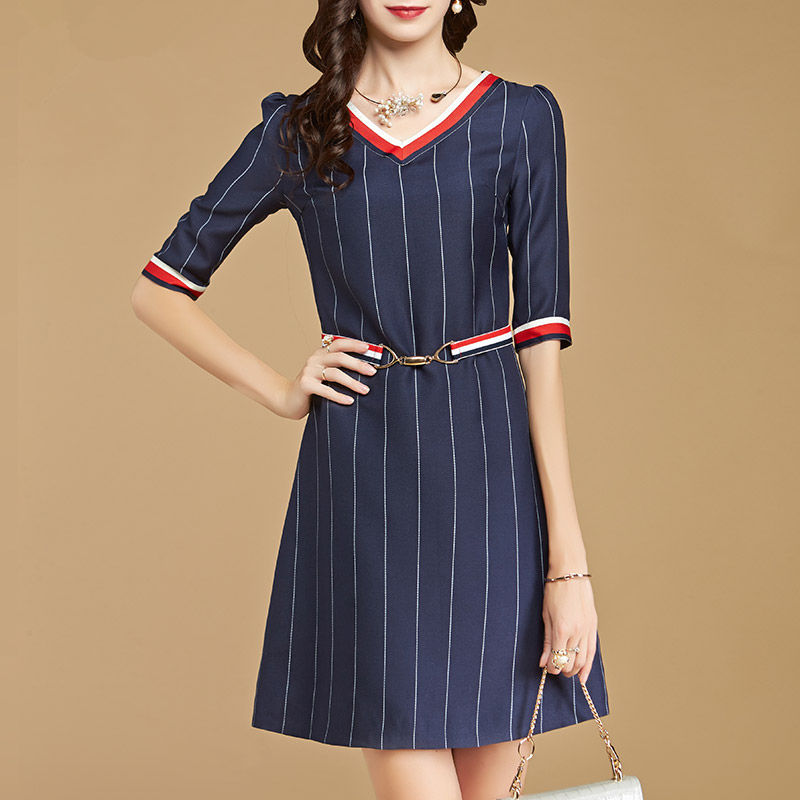 秋天别再裙子配打底裤，土的不行，这样穿连衣裙，美的不能再美了