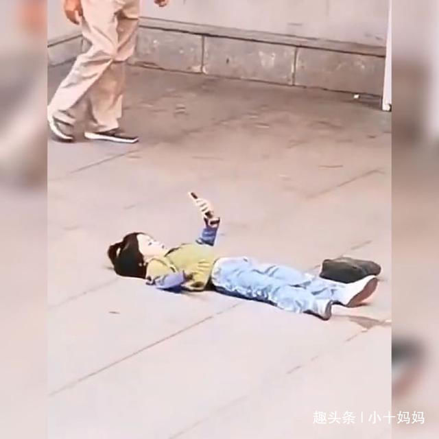  『熟练』亲爸让女儿为自己使出“浑身解数”拍照，网友：让人心疼的熟练！
