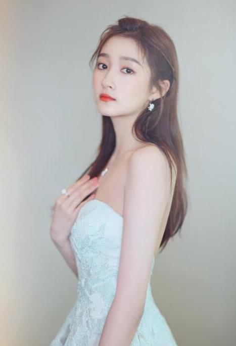 关晓彤穿抹胸裙仙女气质尽显!杨幂杨颖的抹胸裙造型也是各有特色