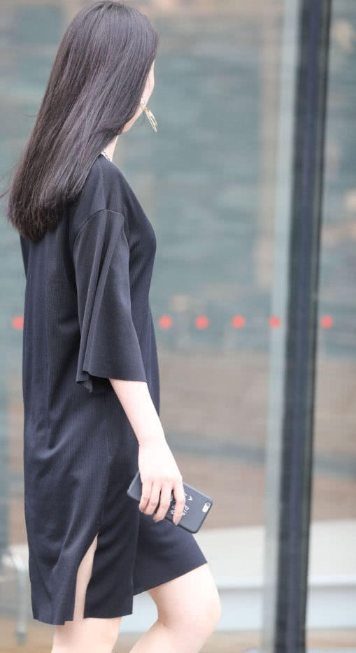 微胖很有肉感的小姐姐身穿大妈装丝毫不显得老气，尽显女人味，项