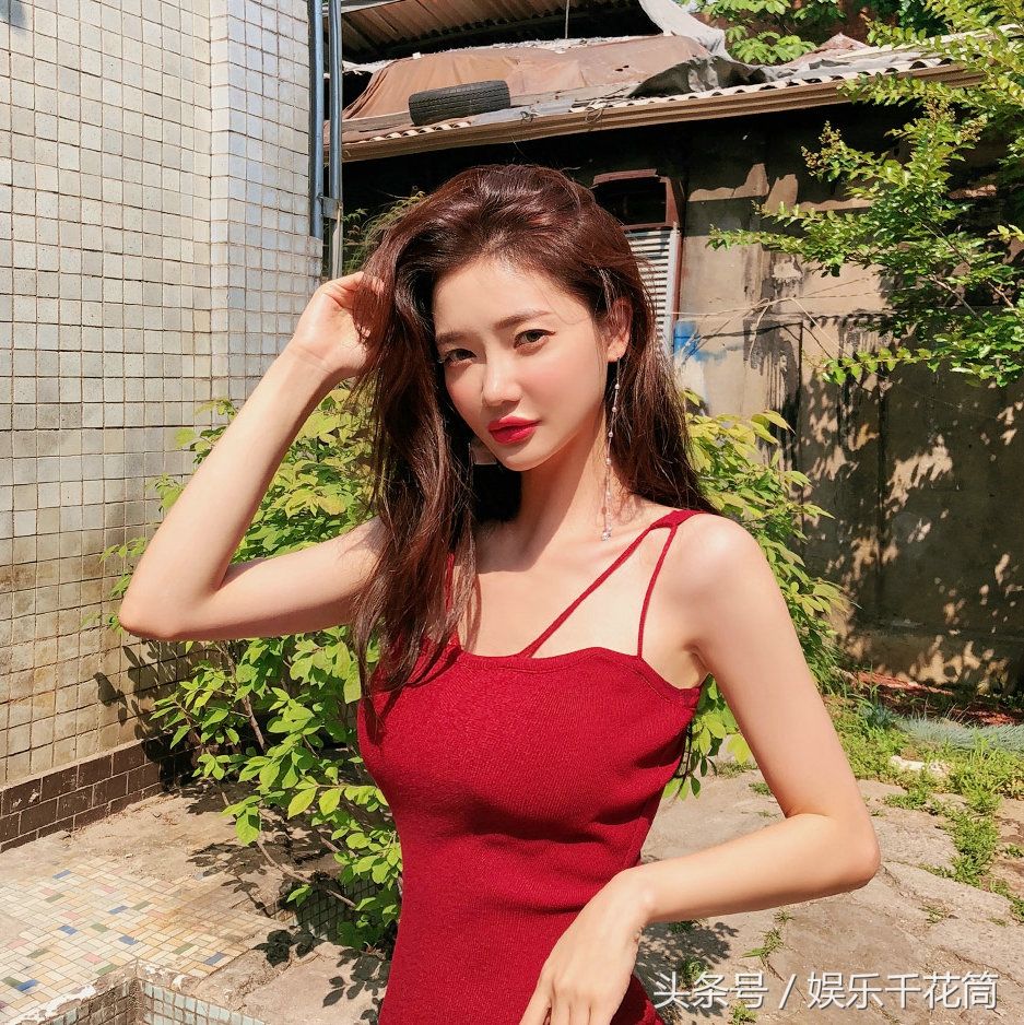 模特穿一件大红吊带裙释放真我魅力，造型简约清爽美丽