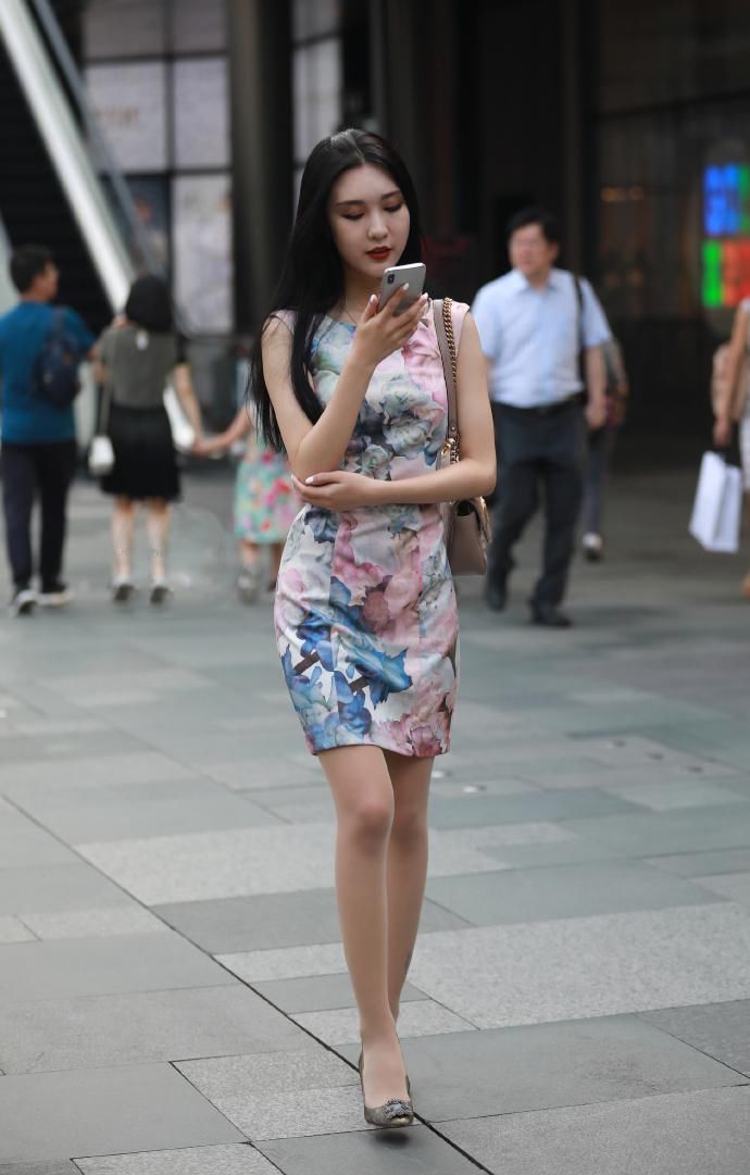 古典与时尚的结合,服装与艺术的相融,小姐姐真靓!