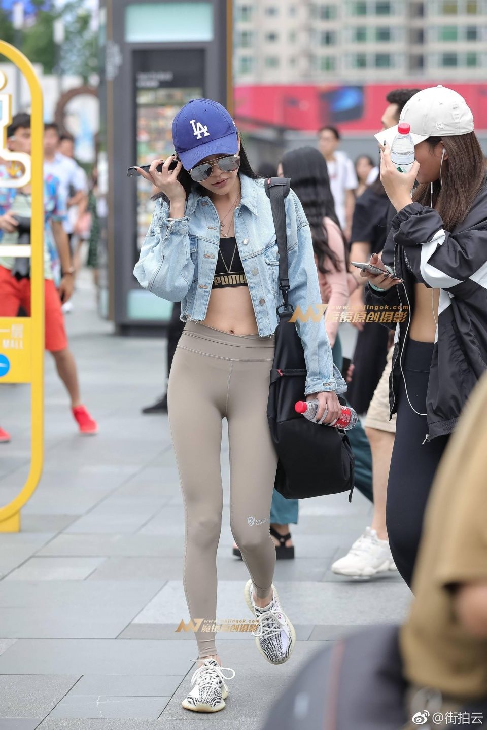 一点点街拍:小姐姐丰满的身材穿瑜伽裤很性感,穿个外套不热吗?