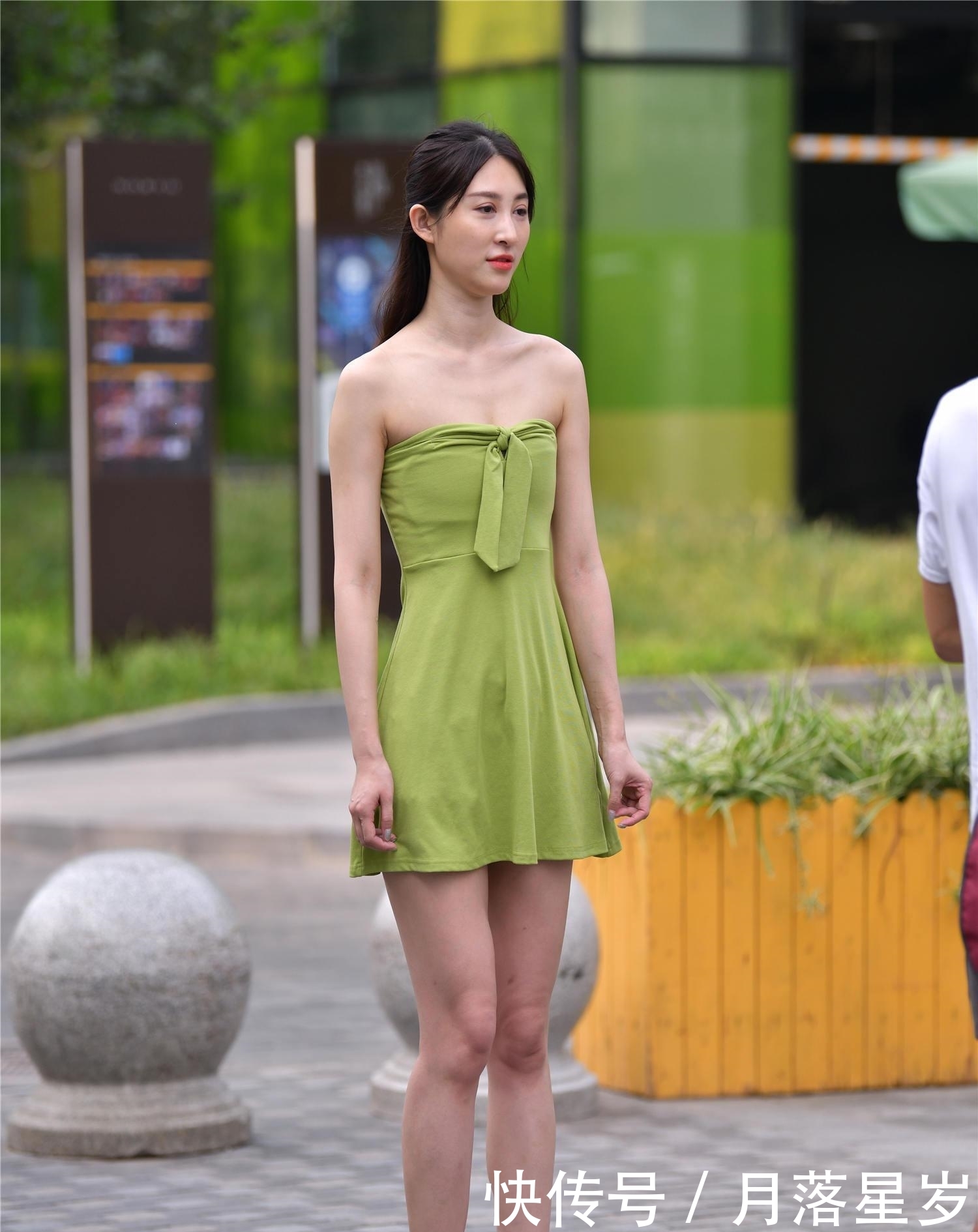  『十足』美女街拍：美女个子非常高，乌黑靓丽的秀发散落在肩上，妩媚感十足