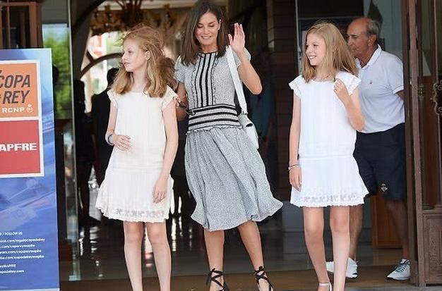 西班牙王室的马略卡岛之旅即将结束,莱蒂齐亚与国王费利佩秀恩爱