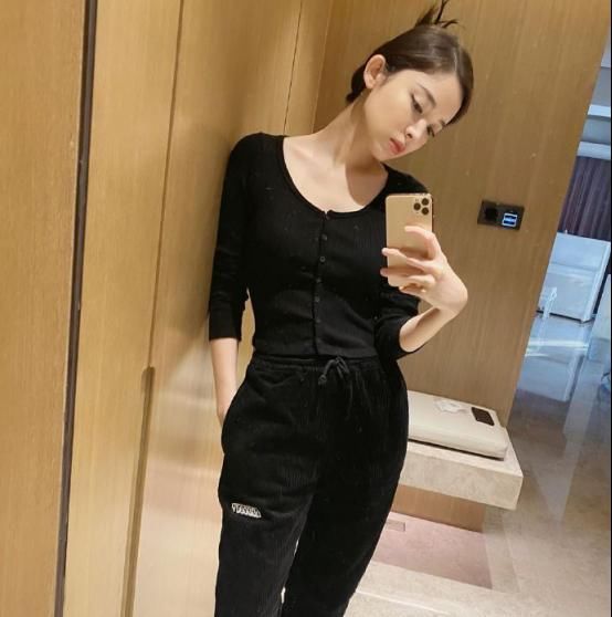  【简直】娜扎的黑色系搭配超帅气！连小裙子都尽显帅气，简直不要太御姐了