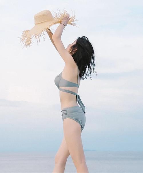 充满女人味的比基尼泳衣,勾勒出曼妙曲线,更加性感迷人