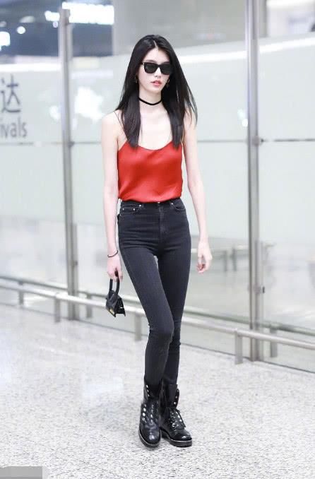 奚梦瑶“万年靴”又来了！气场强大不输以往，网友疑似衣服是肚兜