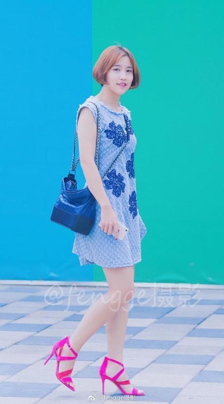 街拍：三里屯网红墙前行走的短发小姐姐，笑起来真甜呐