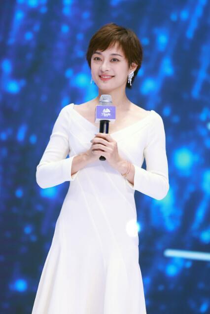 孙俪白色及膝裙有仙气，看到小腿后我沉默，网友：怪不得超哥都怕