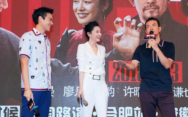 47岁闫妮穿白色套装清爽干练，49岁许晴也不赖，反而更年轻了！