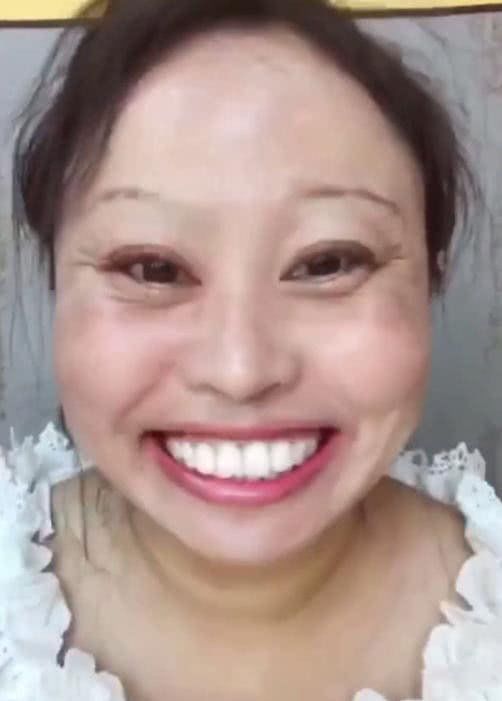 58岁大妈直播卸妆，素颜震惊全网，网友：别拦我，我先跪了