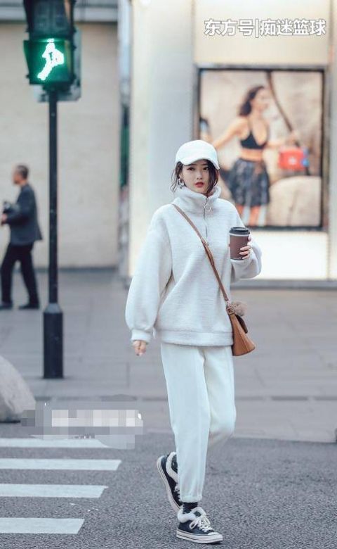  『吊带』街拍：图三v领小吊带搭短裤，身材好有自信，这是爱运动的女人！