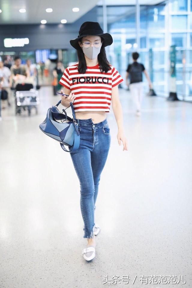 金晨难得穿露脐装炫腹又秀腰，但看到她的牛仔裤，我强迫症都犯了