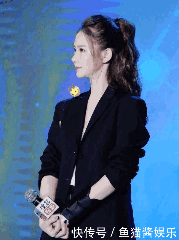 戚薇也太敢穿了, 下半身的“柱子”好显目, 网友: 这腿简直跪了