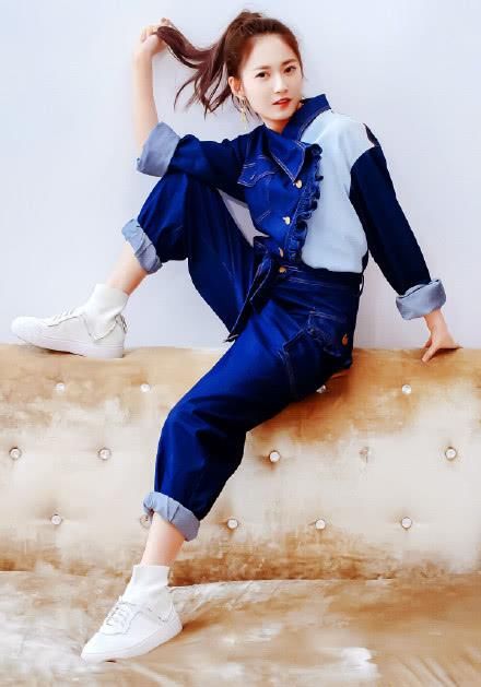 陈钰琪脚踩12cm细针跟，脚尖脚背都垂成一条线了，对自己真狠！