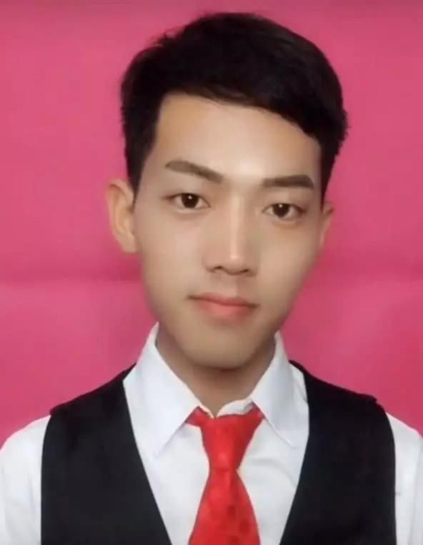 抖音又火了一个卖瓜小哥,当他化完妆后,网友:心动的感觉!