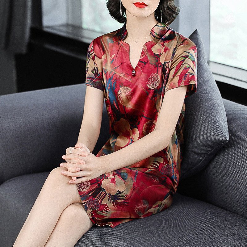 到了40的女人，也别穿太土!8月新出炉“妈妈装”，显嫩又显高