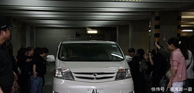 「威尔法」刘德华的座驾,26年换了5辆,为家庭卖掉越野车,从此只坐保姆车