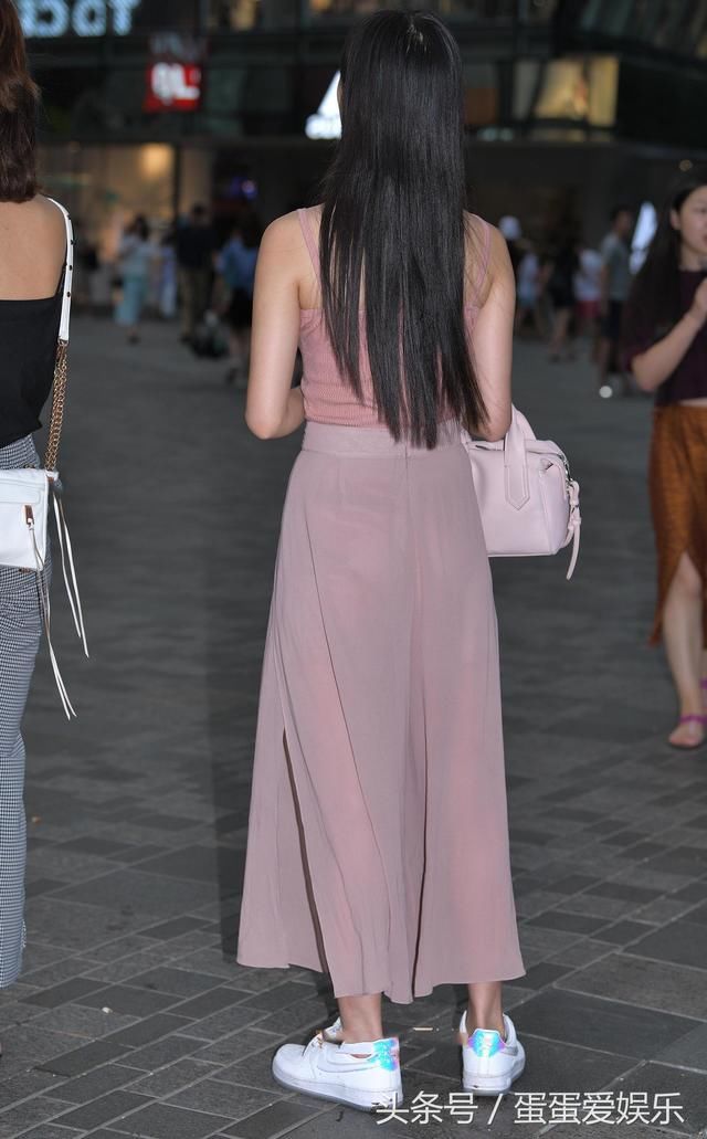 气质轻熟女吊带裹出饱满曲线，高开叉裙摆若隐若现吸睛无数