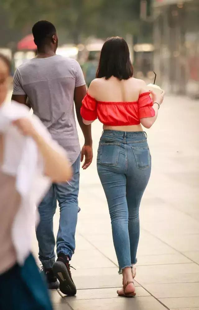 辣妈@街拍身材丰腴的辣妈,穿牛仔裤别有一番风情
