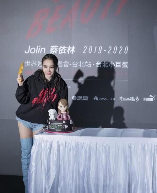 渔网袜■热裤短到腿根，靴子能当裤子，火辣造型太吸睛，蔡依林也太“妖”