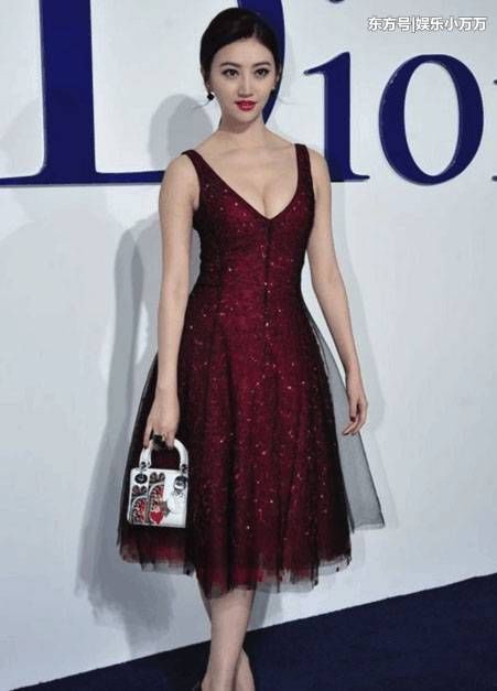 景甜穿深V紧身连衣裙，曼妙有致的身姿太迷人了!