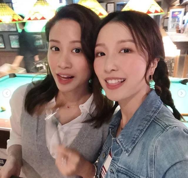  [全屏幕]“千亿元女朋友”偎依在好闺蜜胸口发嗲，扎双麻花辫全屏幕清纯少女气场
