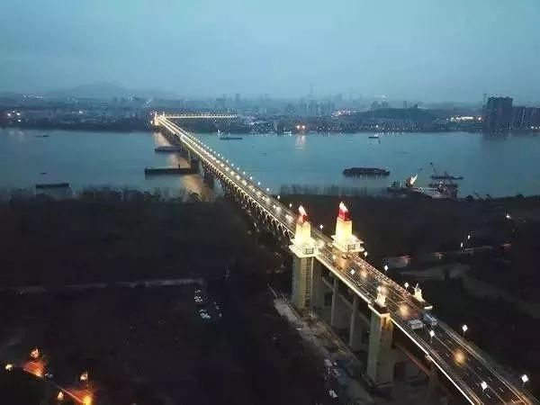 明日，长江大桥正式通车