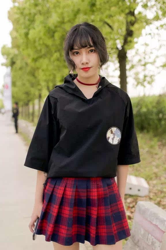 街拍美女：纯洁大方穿搭清凉，大长腿真棒！