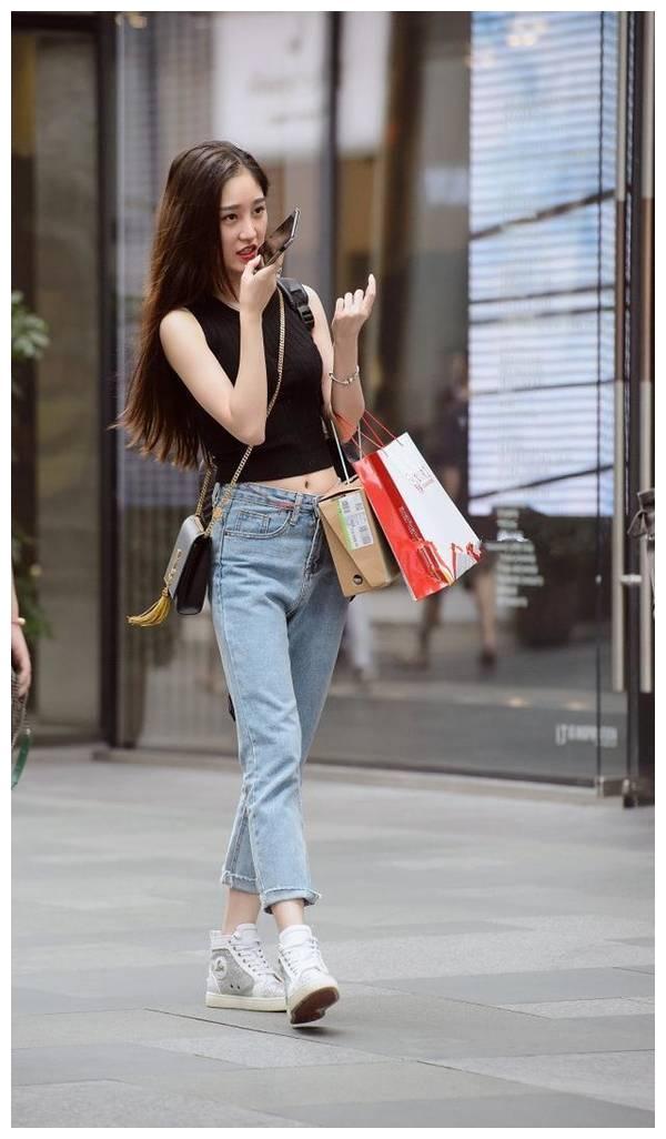 小姐姐迷人的锁骨,纤细的小蛮腰,加上完美有致的身材特别抢眼!