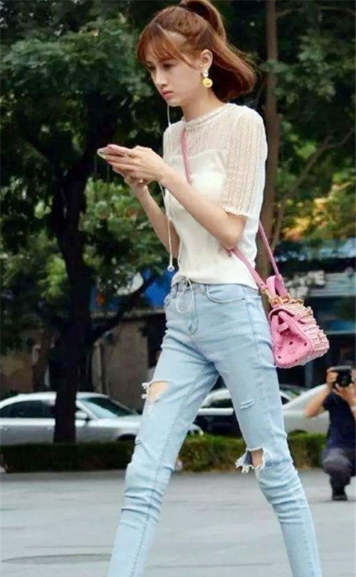  『恬静』街拍：白色的外衣配白色短裤，美女打扮的很恬静，长相清秀又美丽