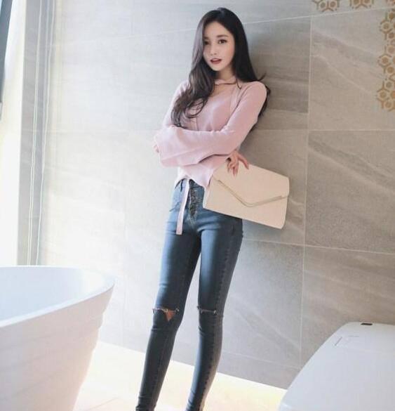 路人街拍，雪莉穿吊带连衣裙出游少女感爆棚 ????