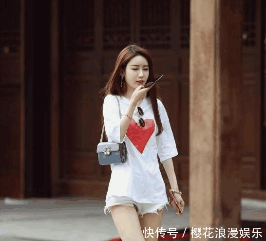 街拍, 美女穿紧身牛仔裤, 身姿优美, 长相耐看