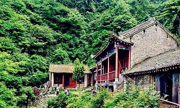 陕西西安终南山第一峰非常神奇，千斤铁庙坐山巅，山势险峻景色好