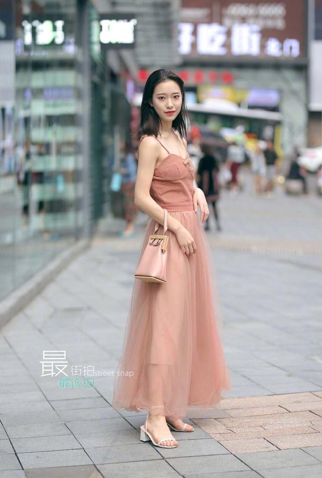 街拍美女:高贵靓丽十足气质,女神风范呀!